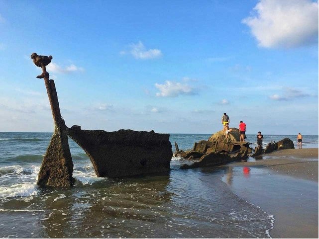 Objek Wisata Sejarah "Bangkal kapal Tua"yang terdapat di pantai Kuala Raja Kec. Kuala Kab. Bireuen